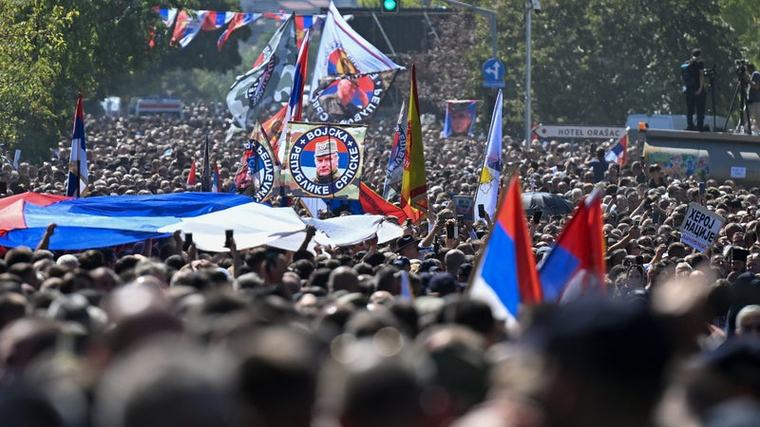 Les images des obsèques Ratko Mladic, le "Boucher des Balkans" dont Bruxelles condamne la "glorification"