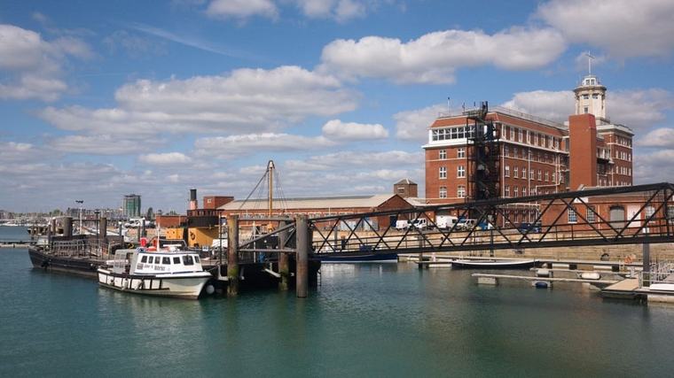Au Royaume-Uni, une manifestation anti-migrants à Portsmouth après l'arrivée d'une embarcation