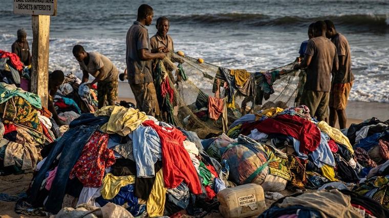 En expédiant 15 millions de vêtements d’occasion par semaine vers le marché de Kantamanto, les Occidentaux ont littéralement bâti une plage d’Accra où la marche est devenue impossible