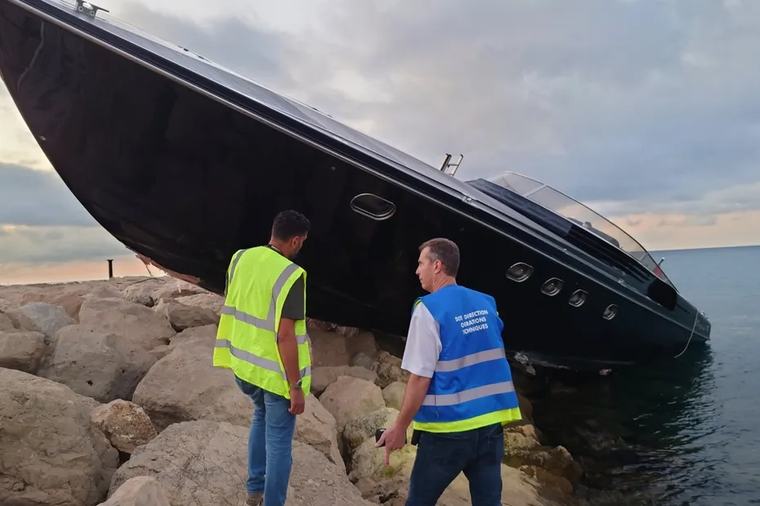 PHOTOS. Un yacht monégasque de 20 mètres de long percute une digue de l'aéroport de Nice Côte d'Azur