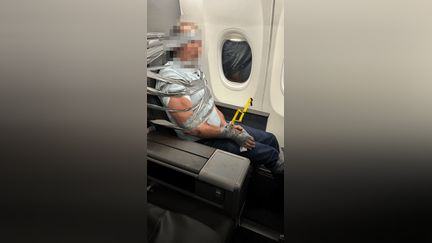 Un passager turbulent scotché à son siège lors d'un vol Dallas-New York