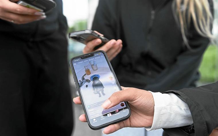 Réseaux sociaux, téléphone, temps d’écran : « Il faut arrêter de prendre les jeunes pour des débiles », affirme le pédopsychiatre Bruno Falissard