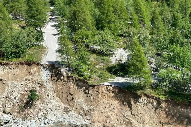 Route touristique emportée par les crues, infrastructures détruites, voitures bloquées... Orages, chutes de pierre et coulées de boue causent d'importants dégâts dans les Hautes-Alpes