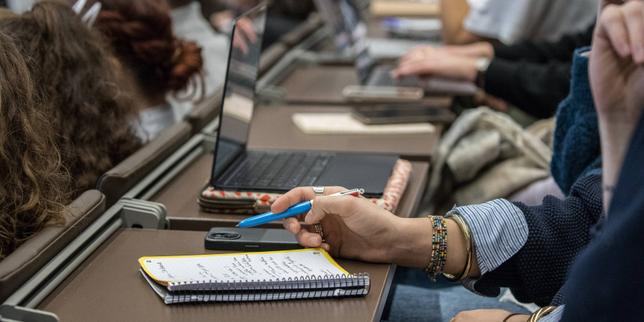« Voulez-vous éteindre les Lumières ? » : la réplique d’un collectif d’enseignants-chercheurs aux attaques contre les universités