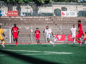 À Lyon-La Duchère, Nîmes Olympique a fait le travail, vainqueur 1-0 et toujours en tête