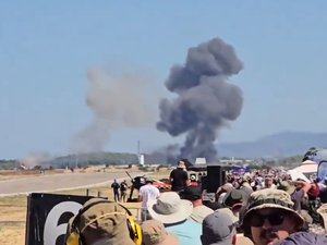 Le meeting aérien vire au drame : c’était l’une de ses dernières exhibitions, un F-4 Phantom se crashe sous les yeux du public, les deux pilotes morts