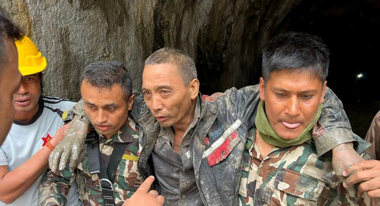 Crue dans l'Himalaya : une troisième personne sortie vivante d'un tunnel enseveli, onze jours après la catastrophe