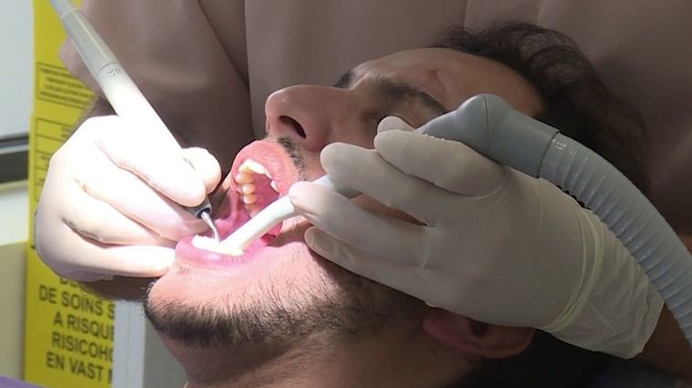 "C'est la santé bucco-dentaire qui va sans doute être mise à mal" : les dentistes inquiets après l'annonce de la réduction du taux de remboursement par l'assurance maladie