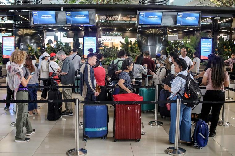 Huit aéroports suspendent leurs vols après l’éruption du volcan Anak Krakatoa en Indonésie, 150 000 passagers cloués au sol