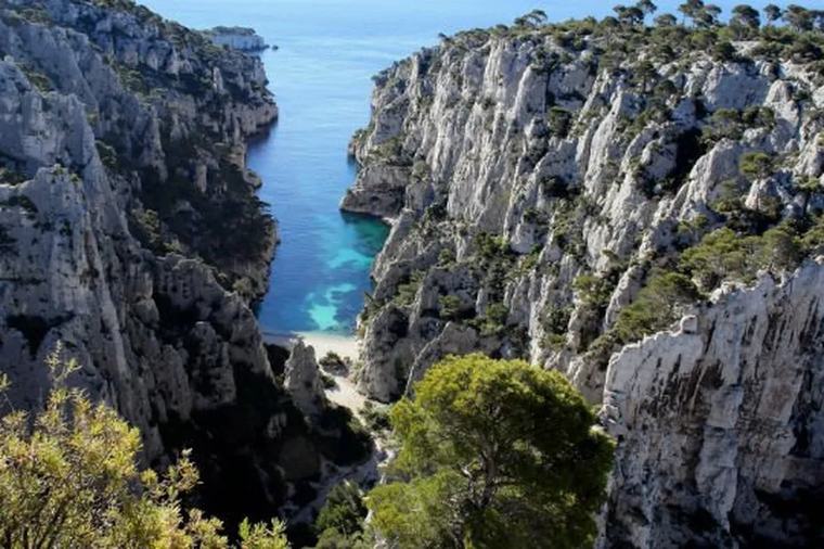 Une randonneuse chute de 30 mètres et meurt dans la calanque d’En-Vau à Marseille