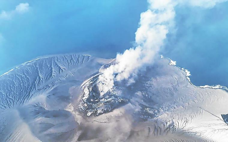 Éruption volcanique en Indonésie : des dizaines de milliers de voyageurs bloqués