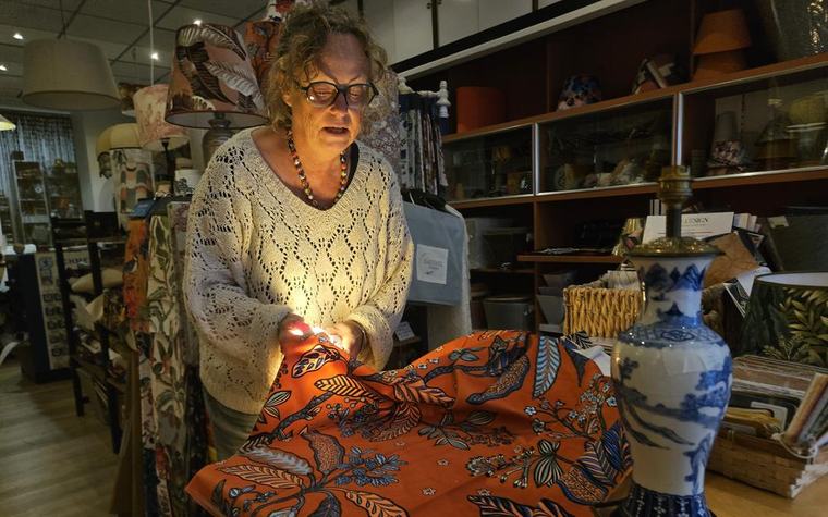 Découvrez le métier unique de Valérie Croisard-Duperrat : « la seule abat-jouriste électricienne de France » est installée en Béarn