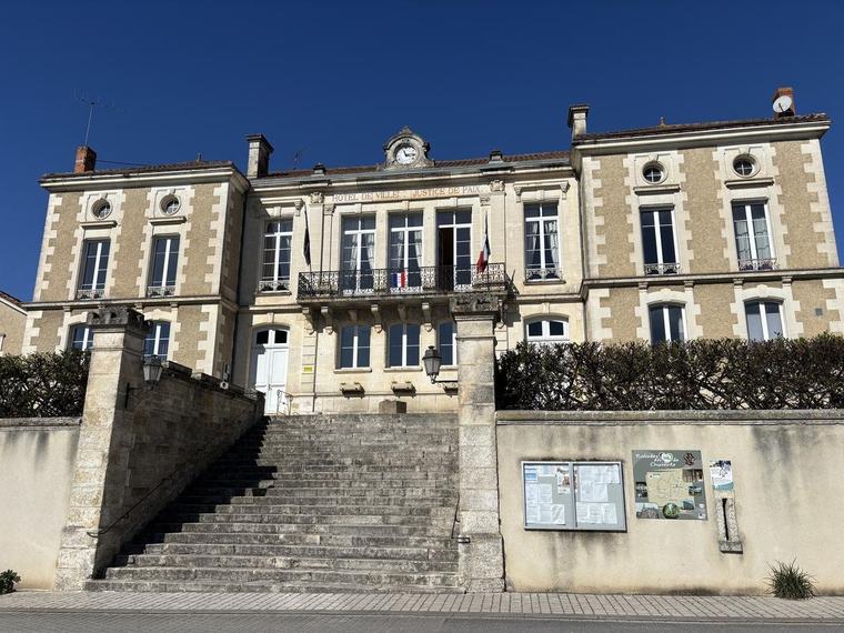 Saint-Amant-de-Boixe : Sous la pression, le maire reporte un vote sur un rapport d’étude