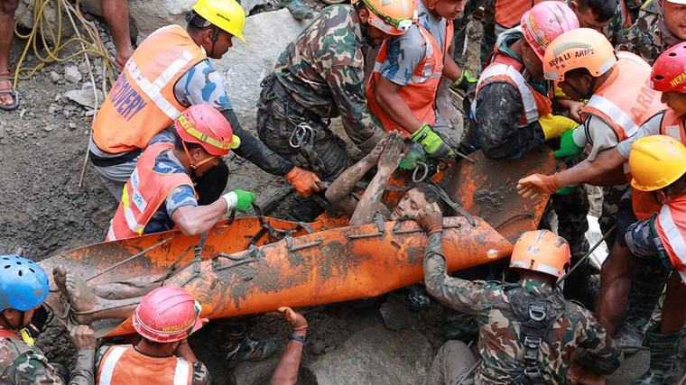 Crue au Népal: deux ouvriers extraits vivants d'un tunnel neuf jours après la catastrophe