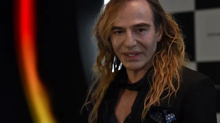 Rattrapé par ses propos antisémites, le créateur John Galliano renonce à une exposition en son honneur