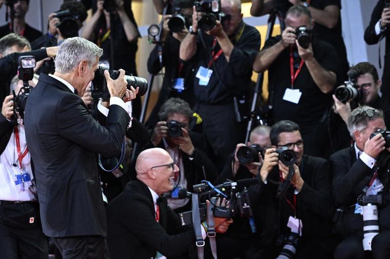 À Venise, George Clooney troque le tapis rouge contre l’appareil photo d’une photographe