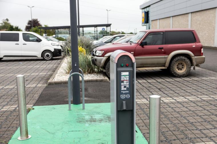 Trente minutes de recharge, 14 500 euros de facture : le bug hallucinant qui a fait tourner le compteur d’une borne pendant 460 jours
