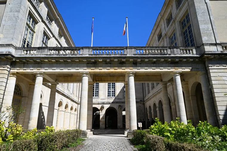 Un professeur des écoles suspendu et mis en examen après une exhibition sexuelle dans un car scolaire