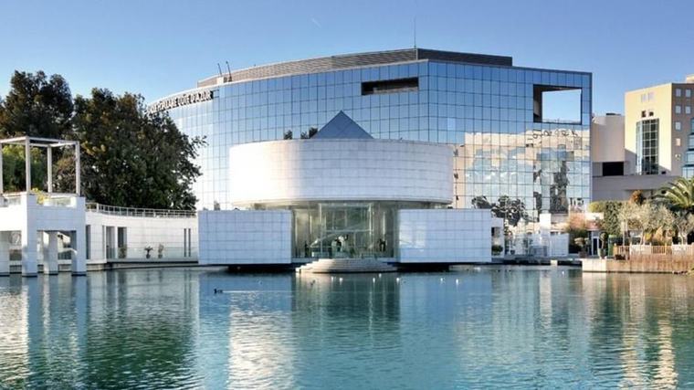 À Nice, le musée qui semble flotter sur l’eau