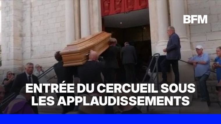 Obsèques de Philippe Bouvard: le cercueil fait son entrée dans l’église sous les applaudissements