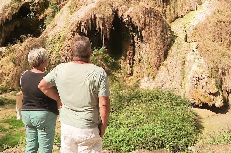 "Jamais vu aussi sec" : crevettes menacées, concrétions en danger, la célèbre cascade des Tufs dans le Jura toujours défigurée par la sécheresse