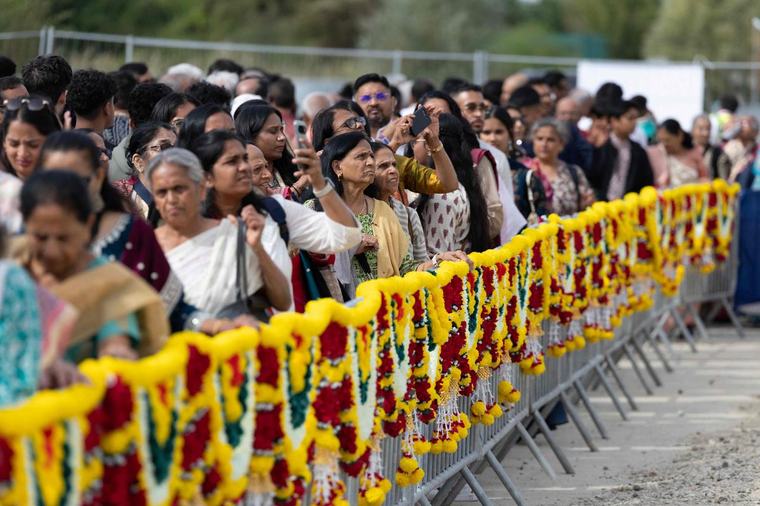 Une foule d’Hindous à l’inauguration du premier temple majeur bâti en France