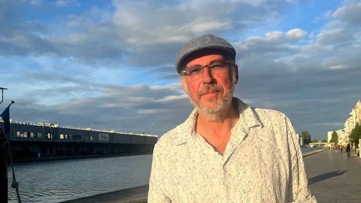"Ça va plutôt bien" : le journaliste Gaël Mocaër se confie sur son mois de détention au Togo, après son retour en France