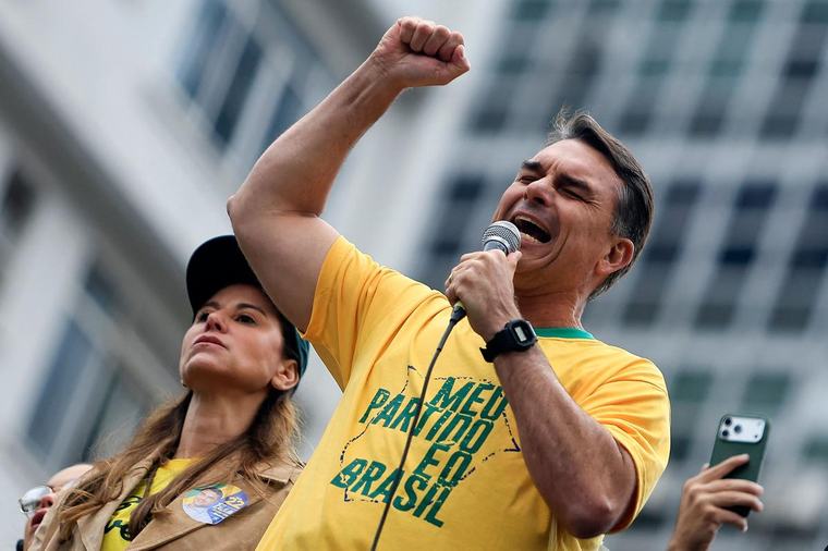 Brésil : Flavio Bolsonaro, fils de Jair Bolsonaro, réunit des milliers de partisans à l’approche de la présidentielle