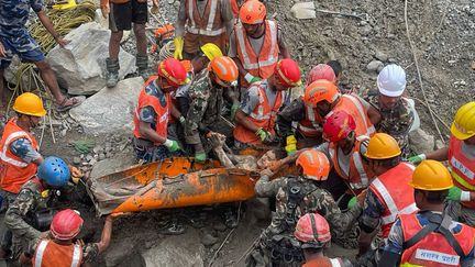 "Leurs corps paraissaient exténués" : deux ouvriers ont été sortis vivants d'un tunnel, plus d'une semaine après la crue catastrophique au Népal