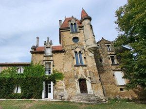 Nuits insolites : haut lieu de Bollène dès le XVe siècle et véritable trésor historique, le Château Rouge attire aujourd’hui des touristes du monde entier