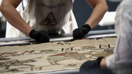 Tapisserie de Bayeux : les experts constatent une "rupture de deux fils" après le transfert à Londres, selon la ministre de la Culture Catherine Pégard