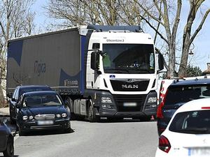 Dans ces deux communes près de Narbonne, les poids lourds ne sont désormais plus autorisés à passer en journée !
