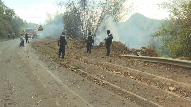 Barakani brûle de nouveau : le collège évacué en urgence face à un incendie qui se propage, la route Chiconi-Coconi est fermée