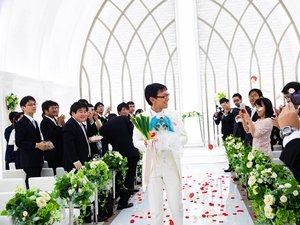 "Il a dit à l’hologramme ''Épouse-moi'' qui a répondu ''Prends soin de moi''… Il a pris ça pour un oui" : exposé à Visa pour l’Image, il est devenu le photographe des mariages virtuels au Japon