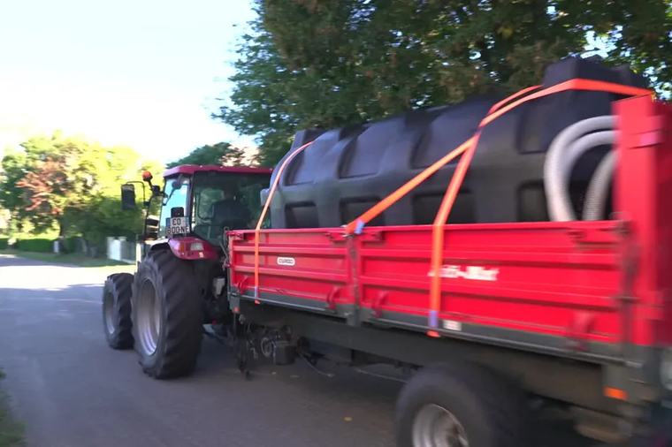 "Ça n'est jamais arrivé ! " : pendant plusieurs mois, des habitants reçoivent de l'eau grâce à un tracteur et une citerne