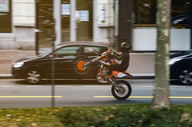 Deux hommes à moto tirent sur une voiture avec 4 jeunes filles à bord dans un quartier chaud de Toulouse