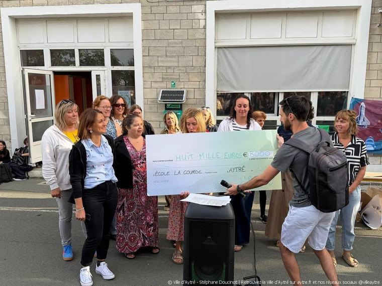 Aytré : l’Association de parents d’élèves de La Courbe offre un chèque de 8 000 euros à l’école