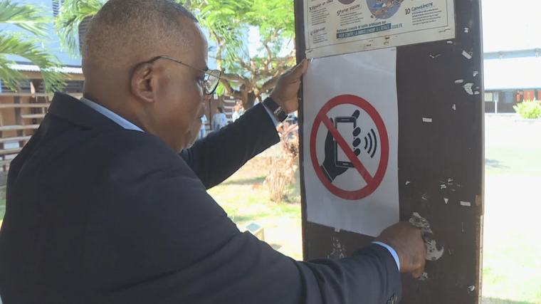 Téléphones portables interdits au lycée : le lycée Max Joséphine s’organise