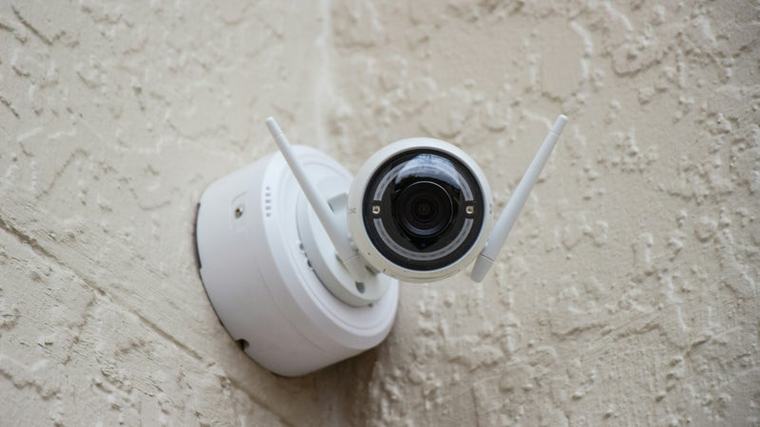 Piratage caméra de surveillance : sécurisez votre maison connectée grâce au VPN sur routeur