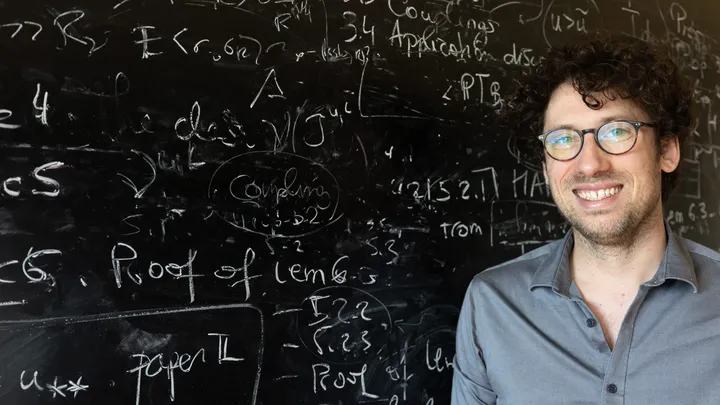Comment faire aimer les mathématiques ? Entretien avec Hugo Duminil-Copin, médaille Fields 2022