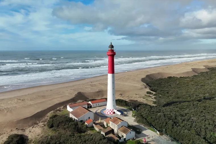 "Il n'y a pas d'alternative" : voué à la destruction en raison de l'érosion marine, le phare de la Coubre ne sera pas reconstruit