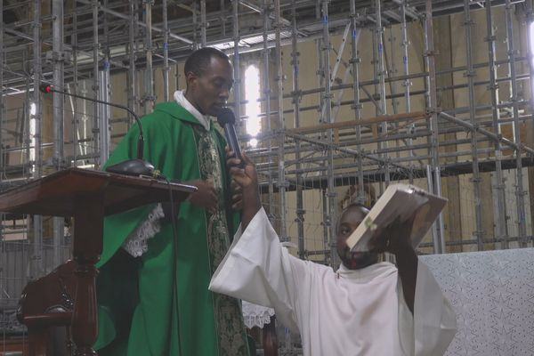 Le père Xavier Maurice célèbre sa première messe en Guadeloupe, huit jours après son ordination