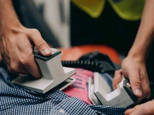 Alors qu'un infirmier sauve la vie d'un homme, victime d'un arrêt cardiorespiratoire en pleine rue, un individu ivre tente de lui voler ses affaires
