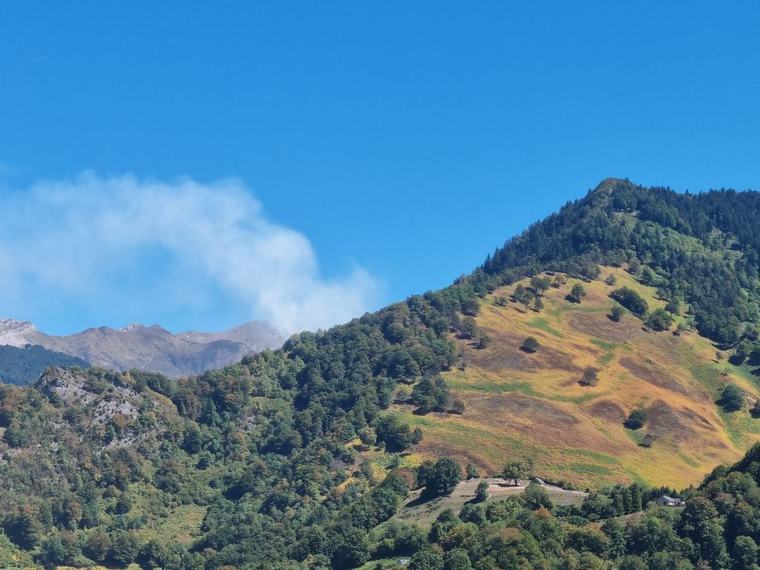 Pyrénées : des moyens aériens tentent de freiner un feu de lande en vallée d’Aspe avec risque de propagation, plus de 20 hectares brûlés