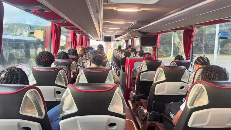 Rentrée scolaire : à bord du bus, réveil à l’aube et inquiétudes sur l’avenir des transports