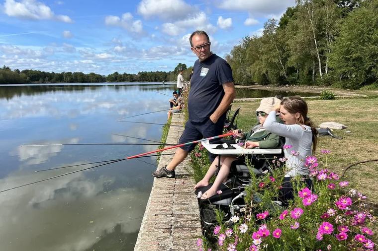 "Que sa vie soit la plus riche possible" : des enfants atteints de myopathies découvrent la pêche avec des Youtubeurs grâce au Téléthon