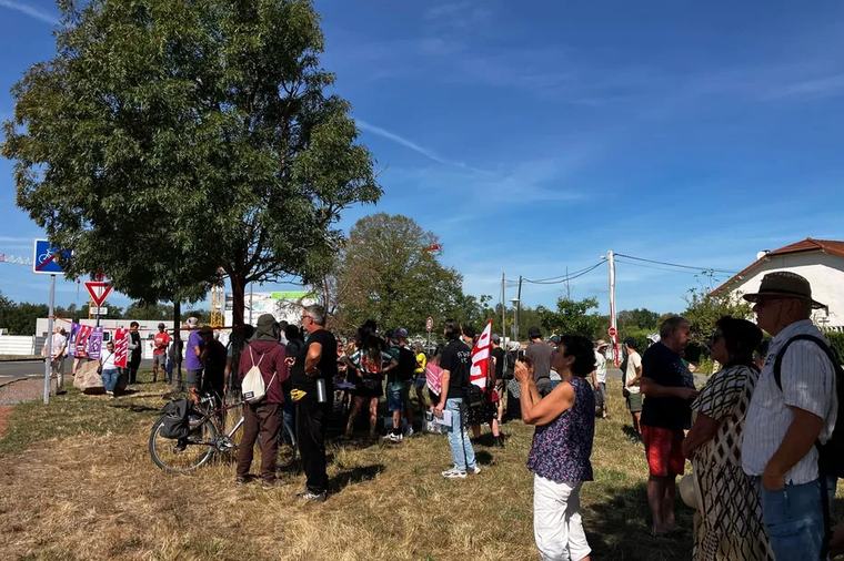À Riorges,une cinquantaine de manifestants dénoncent le banquet du Canon Français