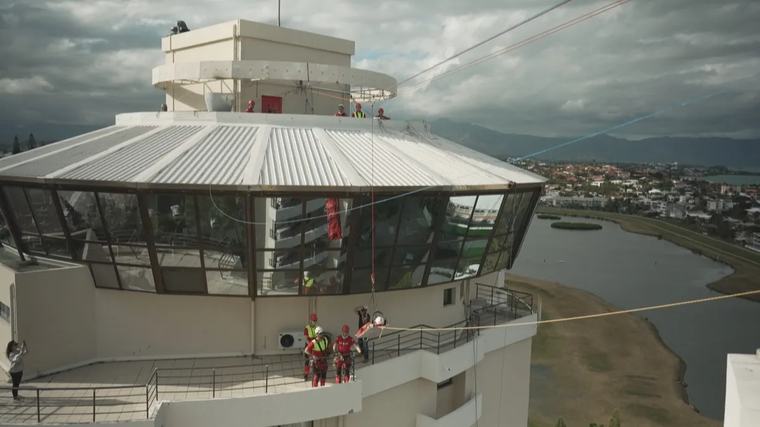 En haut d'une tour ou sur les pistes, les pompiers sur tous les fronts