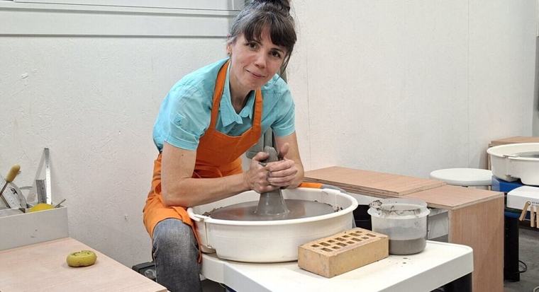 Après 20 ans dans le commerce, elle se reconvertit dans la poterie et la céramique au bord du lac de Grand Lieu