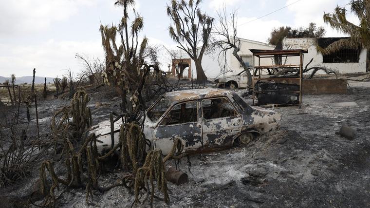 "Qui ou quoi avons-nous incinéré?": après les funérailles de ses parents morts dans les incendies en Espagne, elle découvre des ossements dans leur voiture